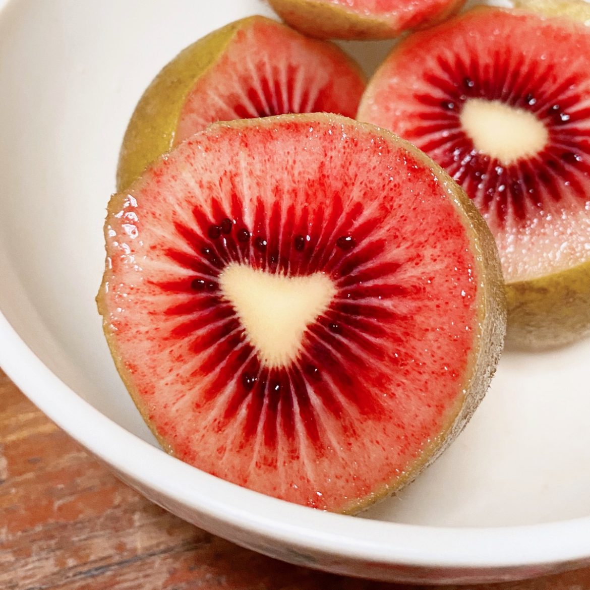 RED KIWI FRUIT TASTE NUTRITION BENEFITS